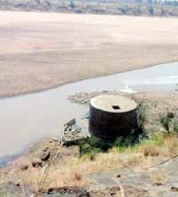 Cribbing creeps to citizens | नागरिक पितात गढूळ पाणी