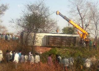 The luxury bus went down, the maiden killed | लक्झरी बस उलटली, युवती ठार The luxury bus went down, the maiden killed | लक्झरी बस उलटली, युवती ठार