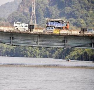 ... finally open for Versova bridge traffic | ...अखेर वर्सोवा पूल वाहतुकीसाठी खुला ... finally open for Versova bridge traffic | ...अखेर वर्सोवा पूल वाहतुकीसाठी खुला