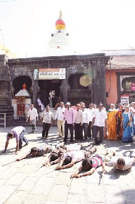 ..and the school is locked out from the first day | ..तर पहिल्या दिवसापासून शाळा बेमुदत बंद