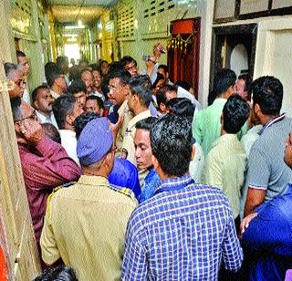 Confusion during biometric survey in BDD | बीडीडीत बायोमेट्रिक सर्वेक्षणावेळी गोंधळ Confusion during biometric survey in BDD | बीडीडीत बायोमेट्रिक सर्वेक्षणावेळी गोंधळ