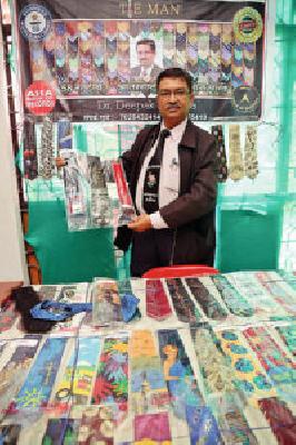 Tie collection of four thousand | चार हजारांवर टायचे कलेक्शन