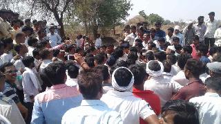 Picketing of angry citizens | संतप्त नागरिकांची पोलिसांवर दगडफेक Picketing of angry citizens | संतप्त नागरिकांची पोलिसांवर दगडफेक