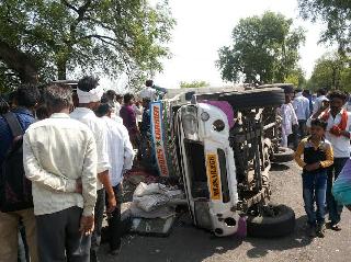Two killed, 12 injured in Jeep-cargo crash | जीप-मालवाहूच्या धडकेत दोन ठार, १२ जखमी Two killed, 12 injured in Jeep-cargo crash | जीप-मालवाहूच्या धडकेत दोन ठार, १२ जखमी
