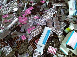 On-the-spot medicinal storage; Another eight month event | उघड्यावर फेकला औषधी साठा; आठ महिन्यांतील दुसरी घटना On-the-spot medicinal storage; Another eight month event | उघड्यावर फेकला औषधी साठा; आठ महिन्यांतील दुसरी घटना