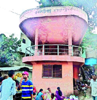 'Janta Vyasapeeth' in the Karhad Mandi abol | कऱ्हाडच्या मंडईतील ‘जनता व्यासपीठ’ अबोल 'Janta Vyasapeeth' in the Karhad Mandi abol | कऱ्हाडच्या मंडईतील ‘जनता व्यासपीठ’ अबोल