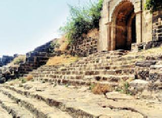 The historic architecture of the temple is neglected | पवनीतील ऐतिहासिक वास्तू दुर्लक्षित