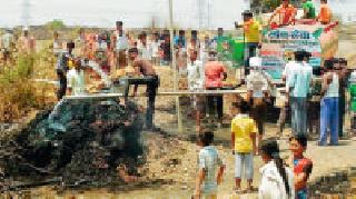 Weighing of the weeds in Bhishee | भिसी येथे आगीत तणसाचे ढिगारे खाक Weighing of the weeds in Bhishee | भिसी येथे आगीत तणसाचे ढिगारे खाक