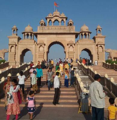 Tourist places | संतनगरीत सुट्यांमुळे पर्यटकांची मांदियाळी Tourist places | संतनगरीत सुट्यांमुळे पर्यटकांची मांदियाळी