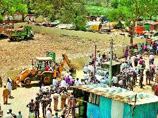 Police encroached on the wall | पोलीस बंदोबस्तात अतिक्र मणे हटविली