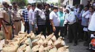 Inspection of Varud Ture Purchase Center by Guardian Minister | पालकमंत्र्यांकडून वरुड तूर खरेदी केंद्राची पाहणी Inspection of Varud Ture Purchase Center by Guardian Minister | पालकमंत्र्यांकडून वरुड तूर खरेदी केंद्राची पाहणी