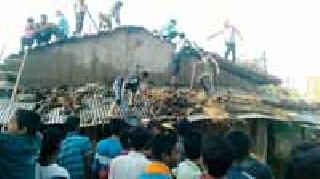 Three houses burnt in the fire | तीन घरे आगीत खाक