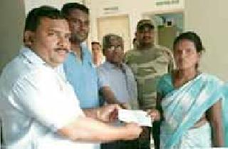 Financial aid to the injured woman in the Randukar attack | रानडुकराच्या हल्ल्यात जखमी महिलेला आर्थिक मदत Financial aid to the injured woman in the Randukar attack | रानडुकराच्या हल्ल्यात जखमी महिलेला आर्थिक मदत