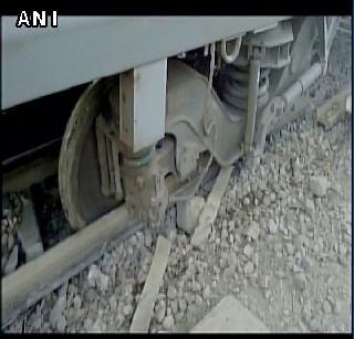 The Lokmanya Tilak Express slipped down the track and a big accident was avoided | लोकमान्य टिळक एक्स्प्रेस रुळावरून घसरली, मोठी दुर्घटना टळली The Lokmanya Tilak Express slipped down the track and a big accident was avoided | लोकमान्य टिळक एक्स्प्रेस रुळावरून घसरली, मोठी दुर्घटना टळली