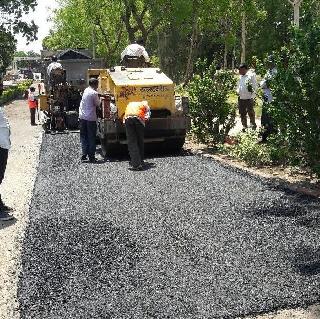 Plastic Road's first road in Ahmednagar | अहमदनगरच्या राहुरीत साकारला प्लॅस्टिकचा पहिला रस्ता