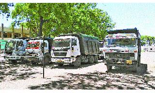 16 lacs from RTO on eleven dumps of sand | वाळूच्या अकरा डंपरवर आरटीओकडून सोळा लाख दंडाची आकारणी 16 lacs from RTO on eleven dumps of sand | वाळूच्या अकरा डंपरवर आरटीओकडून सोळा लाख दंडाची आकारणी