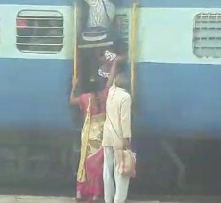 Video: Traveler's game to train in space! | Video: रेल्वेत जागा मिळविण्यासाठी प्रवाशांचा जीवाशी खेळ!