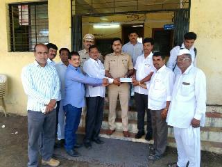 Chadgadha Santosh's award | चापडगावला तंटामुक्तीचा पुरस्कार Chadgadha Santosh's award | चापडगावला तंटामुक्तीचा पुरस्कार