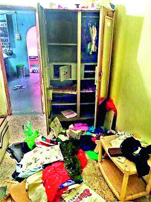 Thirty-seven million brazen burglars | साडेसात लाखांची धाडसी घरफोडी