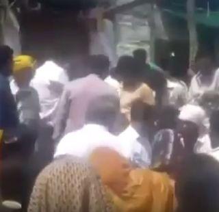 VIDEO: SDO on water issue, surrounded by villagers, villagers | VIDEO: पाणी प्रश्नावरुन एसडीओ, बीडीओंना गावक-यांचा घेराव VIDEO: SDO on water issue, surrounded by villagers, villagers | VIDEO: पाणी प्रश्नावरुन एसडीओ, बीडीओंना गावक-यांचा घेराव