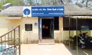 Looter in front of the bank, Rs 16.75 lakh was looted | वाडीत बँकेसमोर लुटमार, १६.७५ लाख पळविले Looter in front of the bank, Rs 16.75 lakh was looted | वाडीत बँकेसमोर लुटमार, १६.७५ लाख पळविले