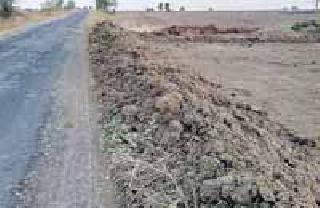 Encroachment on the road | रस्त्यालगतच्या जागेवर अतिक्रमण Encroachment on the road | रस्त्यालगतच्या जागेवर अतिक्रमण