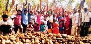 When the hands of educators take up the stones ..! | शिक्षणाधिकाऱ्यांचे हात जेव्हा दगडधोंडे उचलतात..! When the hands of educators take up the stones ..! | शिक्षणाधिकाऱ्यांचे हात जेव्हा दगडधोंडे उचलतात..!