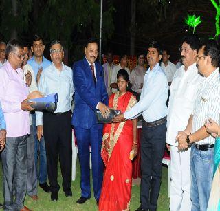 Jalgaon District Collector: The Mangalparkar program of 'Mangal' is held at his residence | जळगाव जिल्हाधिका:यांच्या निवासस्थानी ‘मंगल’चा मांडवपरतणीचा कार्यक्रम Jalgaon District Collector: The Mangalparkar program of 'Mangal' is held at his residence | जळगाव जिल्हाधिका:यांच्या निवासस्थानी ‘मंगल’चा मांडवपरतणीचा कार्यक्रम