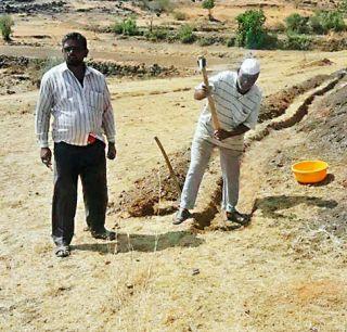 Solitary confrontation for one and a half months to clean the village | गाव पाणीदार करण्यासाठी दीड महिन्यापासून एकाकी झुंज Solitary confrontation for one and a half months to clean the village | गाव पाणीदार करण्यासाठी दीड महिन्यापासून एकाकी झुंज