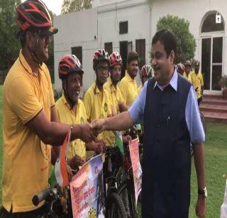 Gadkari's meeting with cyclists took place in 'Washim to Kashmir' | ‘वाशिम टू काश्मीर’वारीत घेतली सायकलस्वारांनी गडकरींची भेट Gadkari's meeting with cyclists took place in 'Washim to Kashmir' | ‘वाशिम टू काश्मीर’वारीत घेतली सायकलस्वारांनी गडकरींची भेट