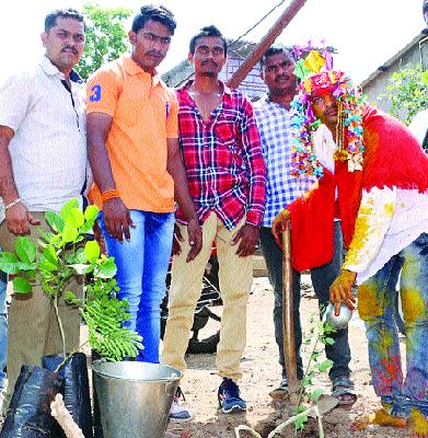 Clean India message from the magazine; Banana plantations before marriage | पत्रिकेतून स्वच्छ भारताचा संदेश; विवाहापूर्वी केले वृक्षारोपण