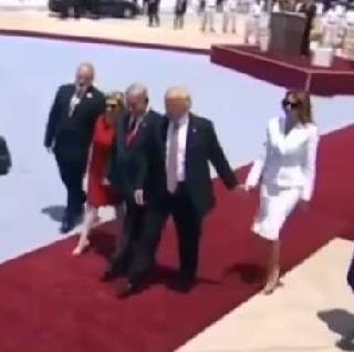 VIDEO - ... and Melanie throttled hands in front of everyone | VIDEO - ...आणि मेलेनियाने सर्वांसमोर झटकला ट्रम्प यांचा हात VIDEO - ... and Melanie throttled hands in front of everyone | VIDEO - ...आणि मेलेनियाने सर्वांसमोर झटकला ट्रम्प यांचा हात