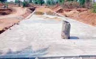 Due to the construction of the bridge construction | पूल बांधकामाचा दर्जा सुमार Due to the construction of the bridge construction | पूल बांधकामाचा दर्जा सुमार