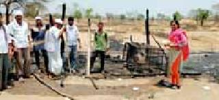 The fire broke out at two shops in the fire | आगीत दोन दुकाने जळून खाक The fire broke out at two shops in the fire | आगीत दोन दुकाने जळून खाक