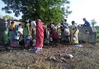 Water leakage at Karpa | कारपा येथे पाण्यासाठी हाहाकार Water leakage at Karpa | कारपा येथे पाण्यासाठी हाहाकार