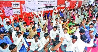 Contract Labor workers' agitation continued | कंत्राटी वीज कामगारांचे आंदोलन कायम Contract Labor workers' agitation continued | कंत्राटी वीज कामगारांचे आंदोलन कायम