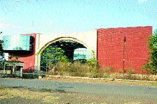 IT Park is eating dust, yet the new 80 acres of space | आयटी पार्क धूळ खात, तरीही नव्याने ८० एकर जागा