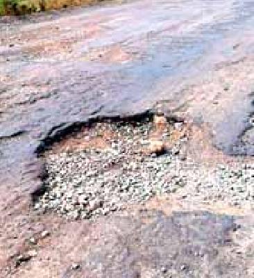 In the face of monsoon, still the road pavement remains | पावसाळा तोंडावर, तरीही रस्त्यांवरील खड्डे कायम In the face of monsoon, still the road pavement remains | पावसाळा तोंडावर, तरीही रस्त्यांवरील खड्डे कायम