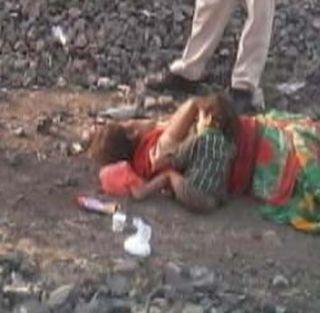 The struggle to awaken the mother of the hungry baby sitting near the dead body | मृतदेहाशेजारी बसलेल्या भुकेल्या बाळाची आईला जागं करण्यासाठी धडपड