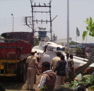 VIDEO: Chief Minister's helicopter collapsed in truck and house | VIDEO : ट्रक आणि घरावर कोसळलं मुख्यमंत्र्यांचं हेलिकॉप्टर