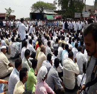 Exit road for Pune-Nagar highway | पुणे-नगर महामार्गावर निघोजकरांचा रास्तारोको Exit road for Pune-Nagar highway | पुणे-नगर महामार्गावर निघोजकरांचा रास्तारोको