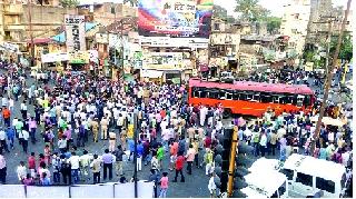 STs strike to 14 vehicles | एस.टी.ची १४ वाहनांना धडक STs strike to 14 vehicles | एस.टी.ची १४ वाहनांना धडक