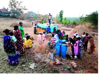 A tanker of Rs | पंधराशे रुपयाला पाण्याचा एक टँकर A tanker of Rs | पंधराशे रुपयाला पाण्याचा एक टँकर