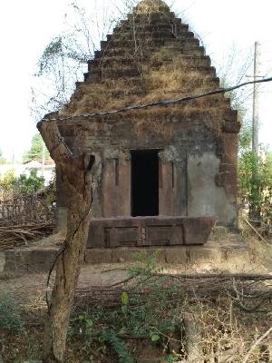 The last part of Hemadpanthi temples are counting | हेमाडपंथी मंदिरे मोजताहेत शेवटच्या घटका