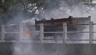 The fire took place on the bridge to the tractor | उड्डाण पुलावर ट्रॅक्टरला लागली आग The fire took place on the bridge to the tractor | उड्डाण पुलावर ट्रॅक्टरला लागली आग