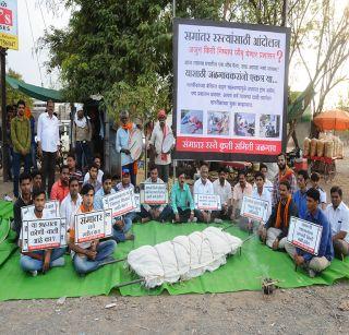 Movement by keeping a slant for Parallel Road in Jalgaon | जळगावात समांतर रस्त्यासाठी तिरडी ठेवून आंदोलन Movement by keeping a slant for Parallel Road in Jalgaon | जळगावात समांतर रस्त्यासाठी तिरडी ठेवून आंदोलन