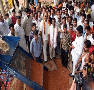 Dilip Kambley's Kelly Ture purchase survey | दिलीप कांबळेंनी केली तूर खरेदीची पाहणी