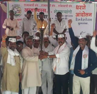 Farmers' agitation for debt waiver; Farmers from all over the state filed for Punjam | कर्जमाफीसाठी शेतकऱ्यांचे धरणे आंदोलन; राज्यभरातील शेतकरी पुणतांब्यात दाखल Farmers' agitation for debt waiver; Farmers from all over the state filed for Punjam | कर्जमाफीसाठी शेतकऱ्यांचे धरणे आंदोलन; राज्यभरातील शेतकरी पुणतांब्यात दाखल