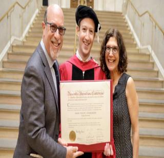 Zuckerberg got Degree after 13 years | 13 वर्षांनंतर झकरबर्गला मिळाली डीग्री Zuckerberg got Degree after 13 years | 13 वर्षांनंतर झकरबर्गला मिळाली डीग्री