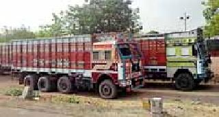 Kanhana seized six trucks carrying illegal transport of sand | कन्हान रेतीची अवैध वाहतूक करणारे सहा ट्रक पकडले Kanhana seized six trucks carrying illegal transport of sand | कन्हान रेतीची अवैध वाहतूक करणारे सहा ट्रक पकडले
